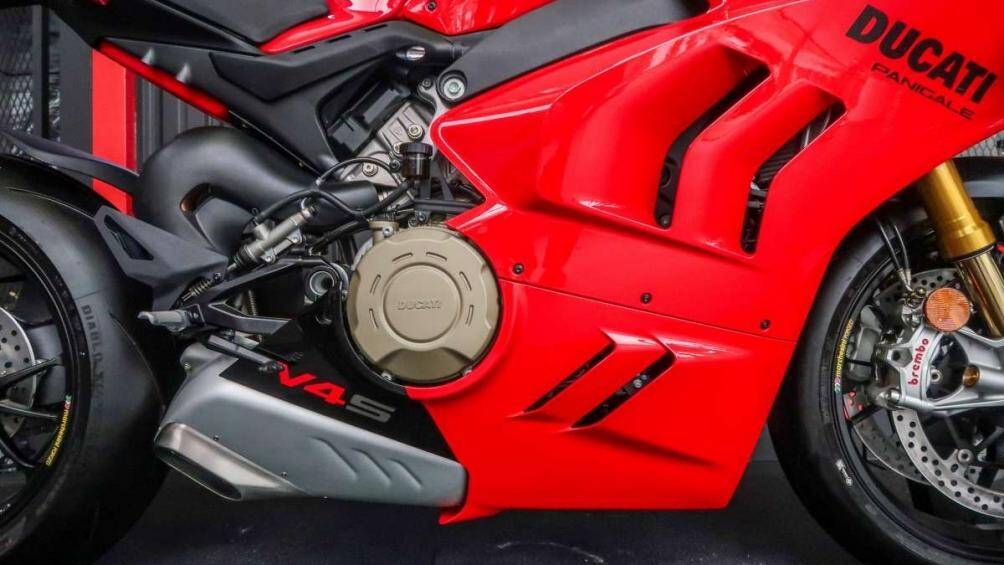 Gói thiết bị điện tử cập nhật bao gồm phần mềm kiểm soát phanh động cơ (EBC) EVO 2 mới, với ba cấp độ tùy chọn và có thể hiệu chỉnh