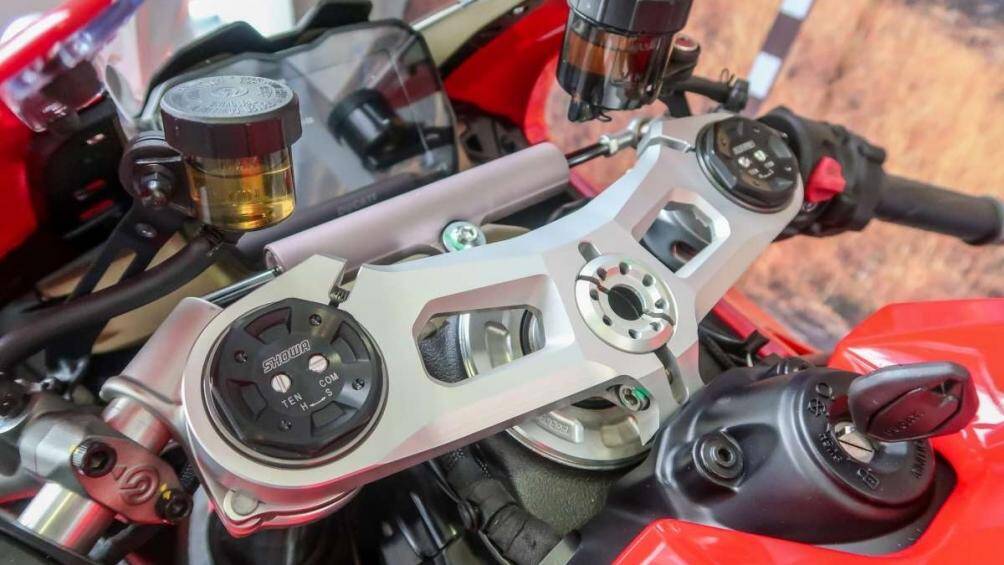 Một cập nhật khác là Ducati Quick Shift (DQS) giúp người sử dụng chuyển số mượt hơn