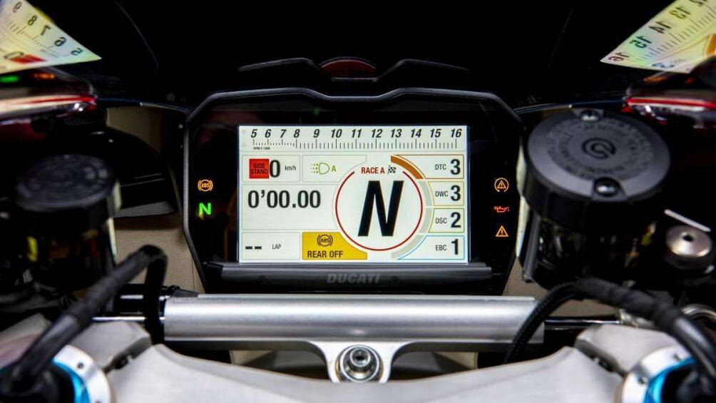 EVO 2 được phát triển để tối ưu hóa cường độ phanh của động cơ theo tải trọng bánh sau, EBC tăng lên khi người lái đến gần đỉnh