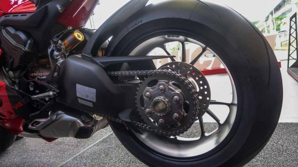Các cải tiến cũng đã được thực hiện với hệ thống kiểm soát lực kéo Ducati (DTC) và hệ thống Rise-by-wise để cải thiện cảm giác lái