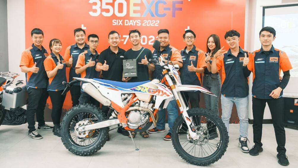 Khách hàng đầu tiên sở hữu KTM 350 EXC-F SIX DAYS tại Việt Nam với mức giá 489 triệu đồng
