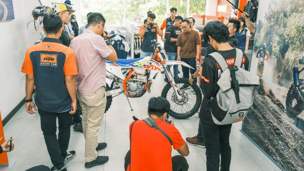 Xe được trang bị khối động cơ 349.7 cc sản sinh mức công suất 50 mã lực tại 11.000 vòng/phút