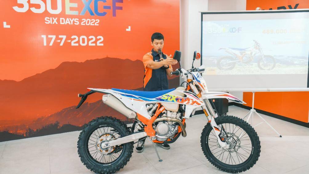 Chiếc xe cào cào Enduro KTM 350 EXC-F Six Days đã chính thức có mặt tại Việt Nam với động cơ mạnh mẽ và nhiều trang bị cao cấp