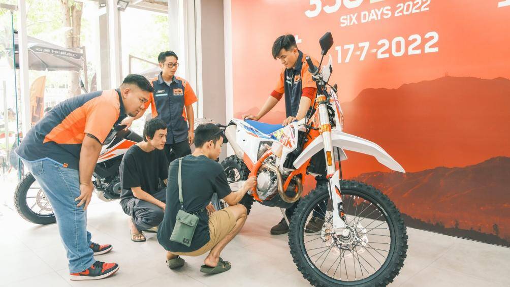 KTM 350 EXC-F Six Days về Việt Nam là phiên bản được trang bị đầy đủ xi nhan, biển số, gương chiếu hậu