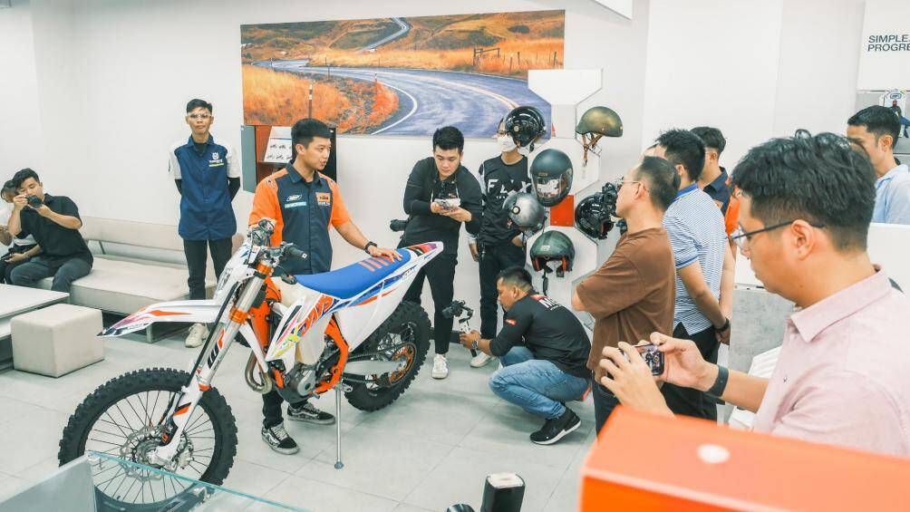 KTM 350 EXC-F sở hữu cặp vành nhôm nhẹ hiệu GIANT, với bánh nan hoa đặc trưng dành cho dòng xe địa hình