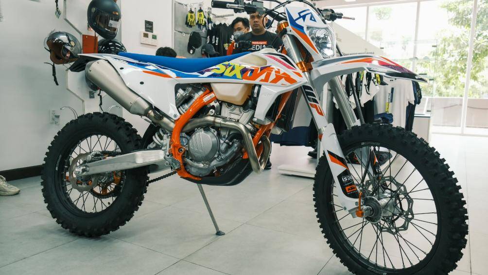 Mẫu xe này được KTM lấy cảm hứng từ giải đua Enduro nổi tiếng World Enduro Championship (WEC) và giải International Six Days Enduro