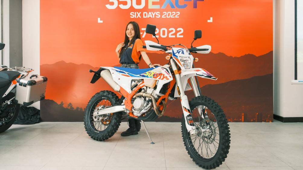 Phần thân xe với chắn bùn trước và sau. Mặt nạ, đèn pha, tấm ốp hốc hút gió được thiết kế gọn gàng