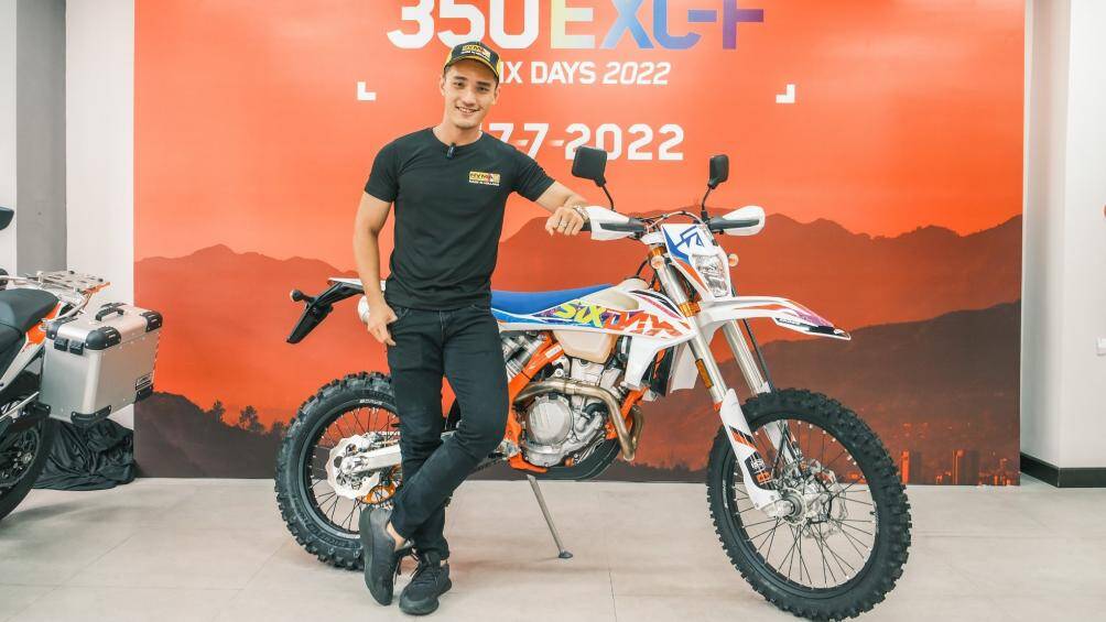 KTM 350 EXC-F Six Days 2022 sở hữu thiết kế tối giản đặc trưng của dòng “cào cào” cùng tông màu trắng - cam - xanh nổi bật