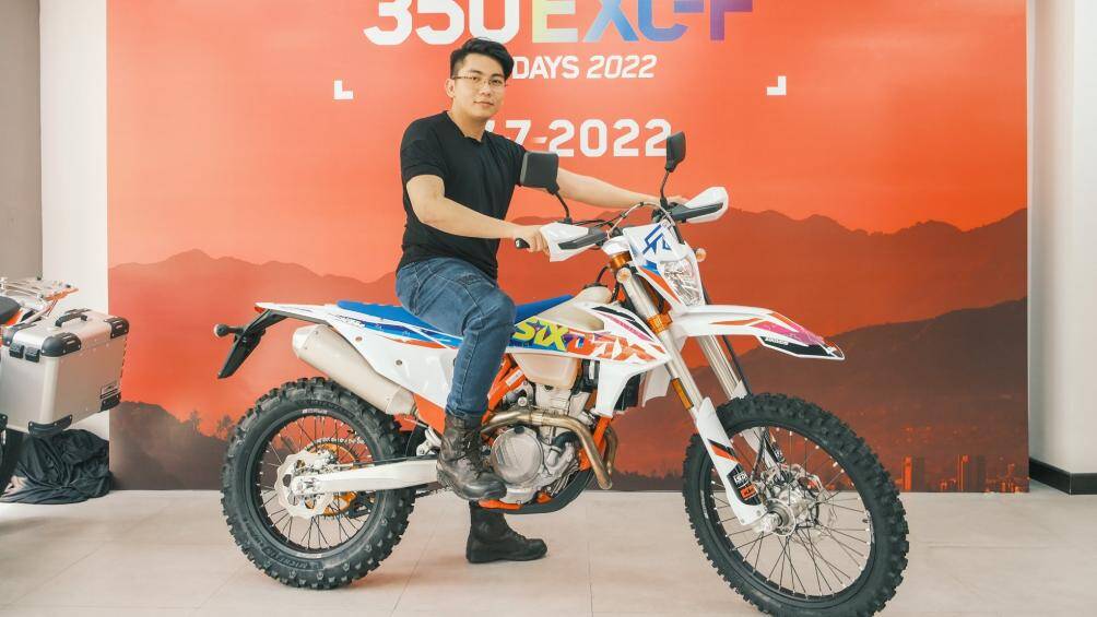 Trọng lượng khô đạt 104.3 kg đi kèm bình xăng có dung tích 9 lít, chiều cao yên ở mức 960 mm