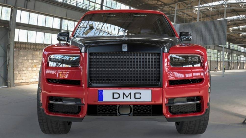 Chiếc xe có màu sơn đỏ Cherry Red cá tính. DMC đã thêm vào các chi tiết carbon ở ngoại thất như: nắp capo, cánh ép gió, thanh nẹp sườn xe