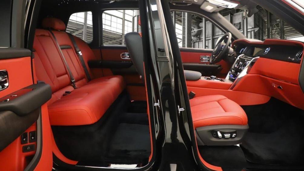 Mẫu xe sở hữu thiết kế khoang nội thất bọc da hoàn toàn mới được bổ sung với chỉ khâu màu Cherry Red đồng điệu với màu sơn ngoại thất