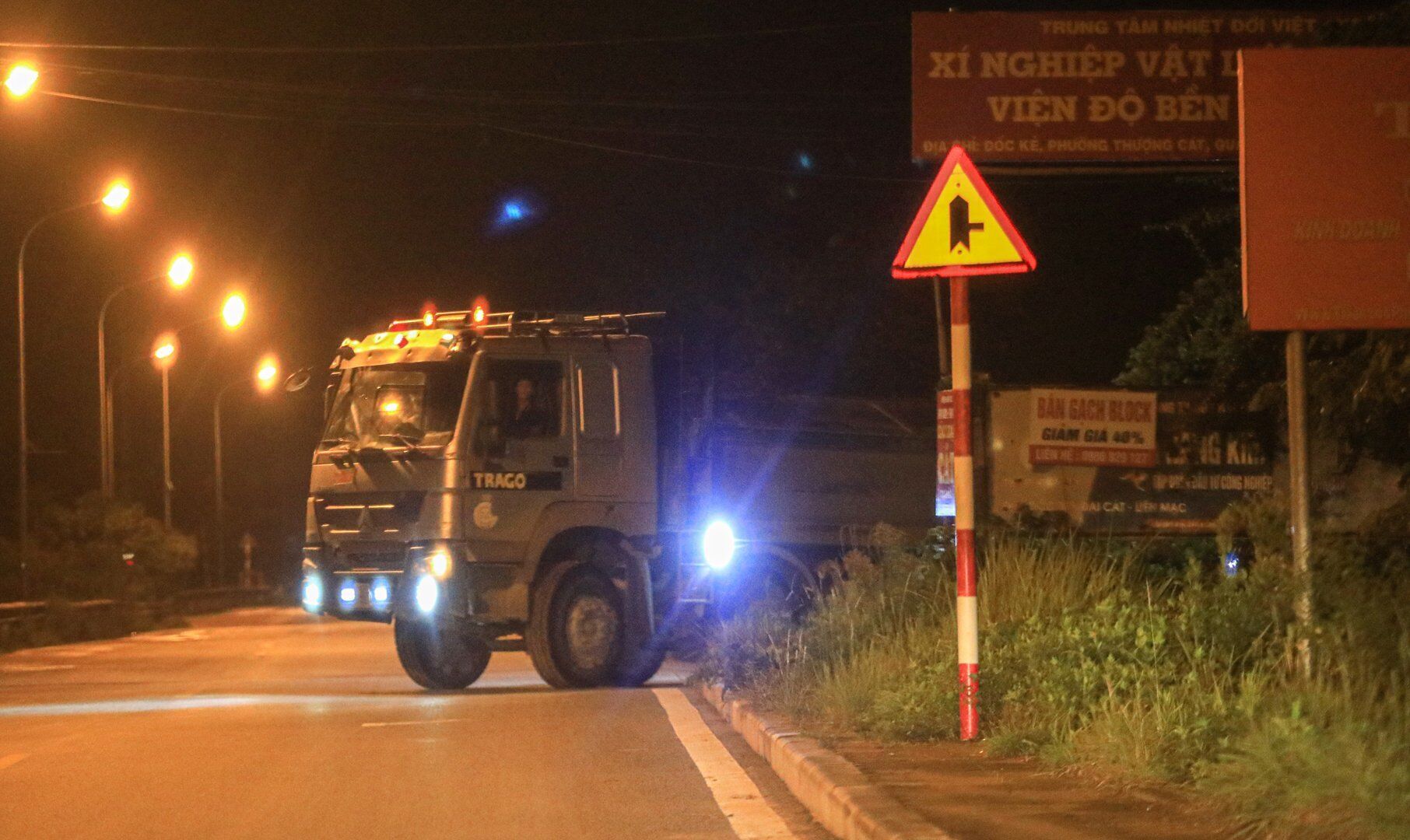 Những chiếc xe này sau khi "ăn no" cát từ những bến bãi ngoài sông Hồng đã di chuyển lên đê Liên Mạc rồi toả đi các hướng khác nhau.