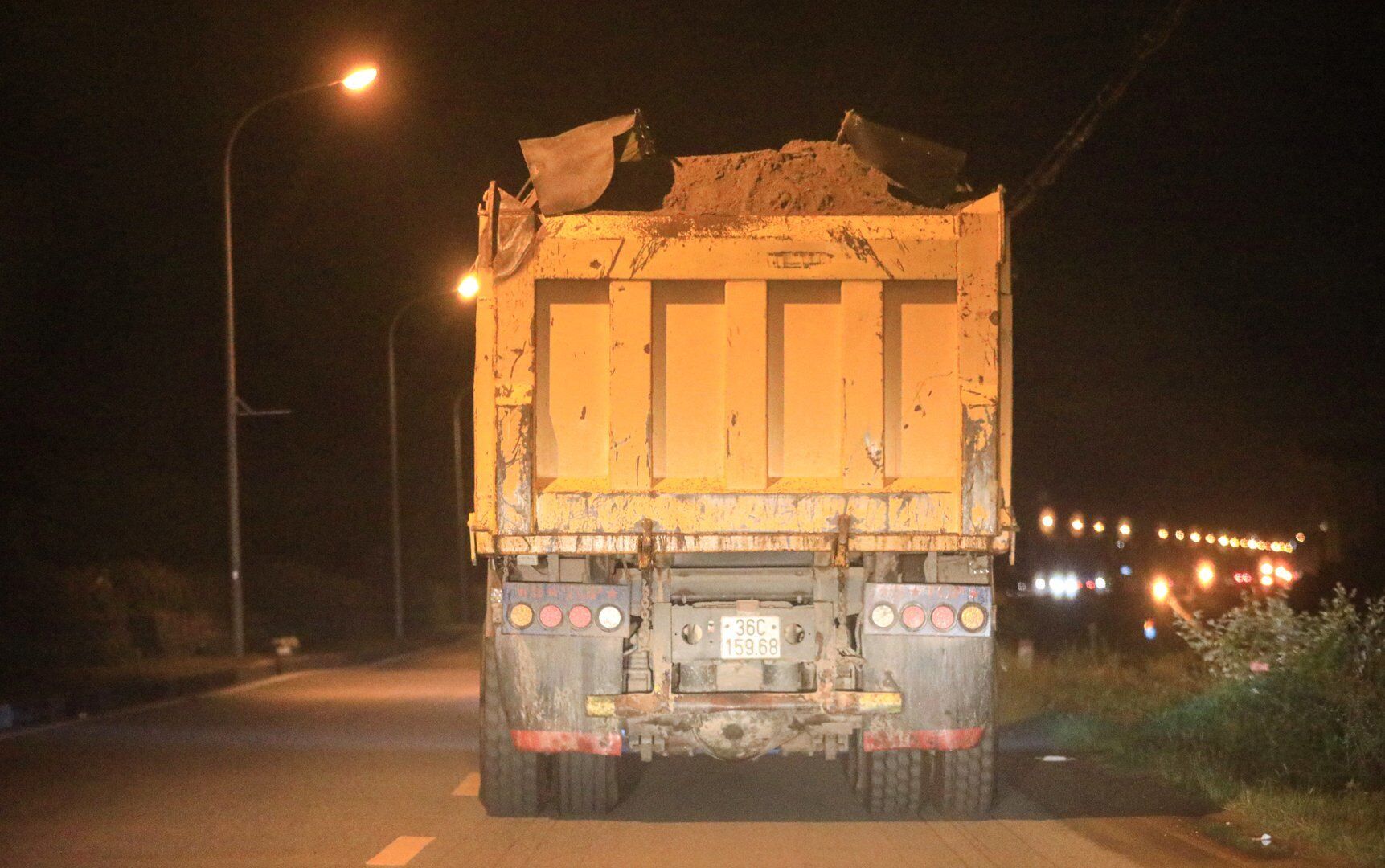 Bên cạnh đó là vẫn còn những chiếc xe chở "có ngọn" như thế này.