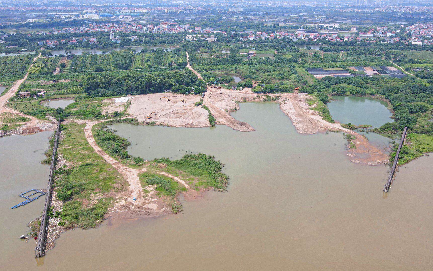 Theo ghi nhận của PV Báo Giao thông, hiện nay tại khu đất ngoài đê sông Hồng qua địa phận phường Liên Mạc (quận Bắc Từ Liêm, TP Hà Nội) có nhiều bãi tập kết vật liệu xây dựng và trạm trộn bê tông.