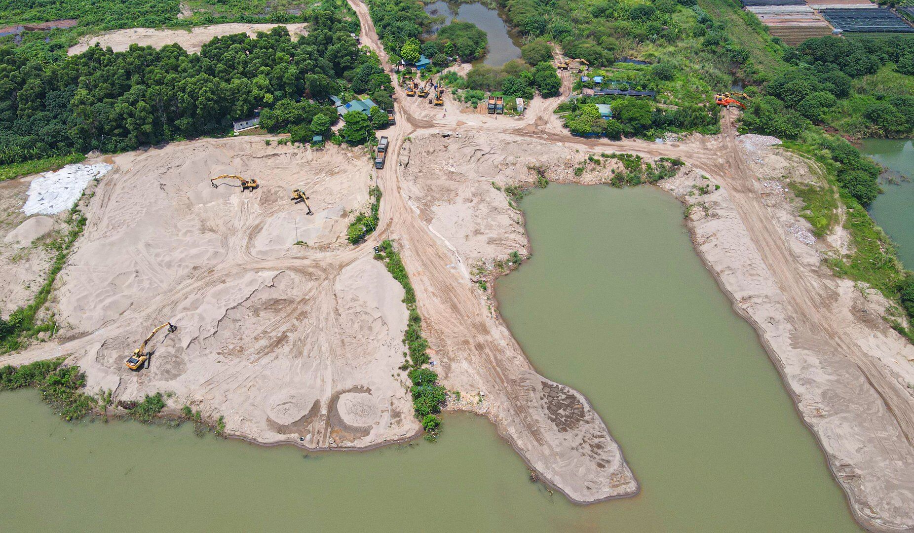 Tuy nhiên, ghi nhận thực tế của PV Báo Giao thông những ngày giữa tháng 7/2022, nhiều bến bãi tập kết vật liệu xây dựng tại khu đất ngoài đê sông Hồng qua địa phận phường Liên Mạc vẫn hoạt động.