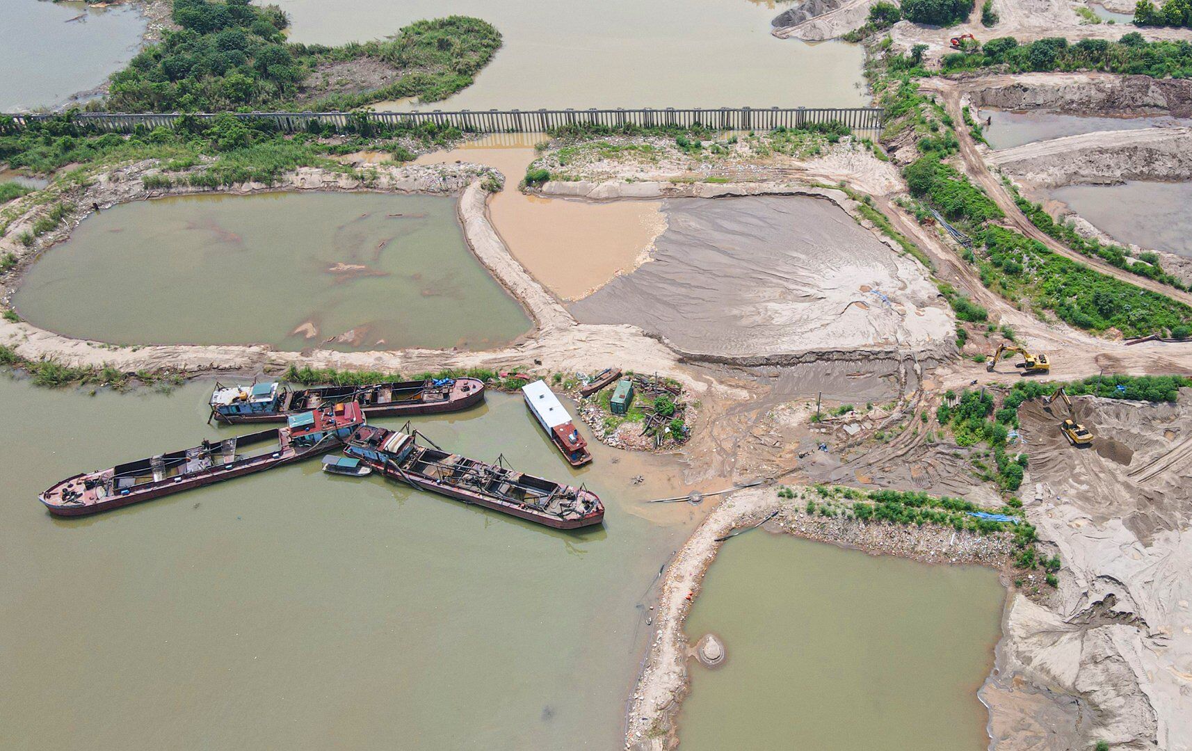 Nói về việc một số bến bãi không chấp hành việc dừng hoạt động, ông Tưởng cho biết: "Chúng tôi đã cho kiểm tra liên tục vào ban ngày, còn ban đêm cũng không tránh khỏi việc các bến bãi hoạt động. Chúng tôi đang giao cho Công an phường và tôi có điện cho Phó trưởng Công an quận chỉ đạo đội nghiệp vụ phối hợp với phường để xử lý".