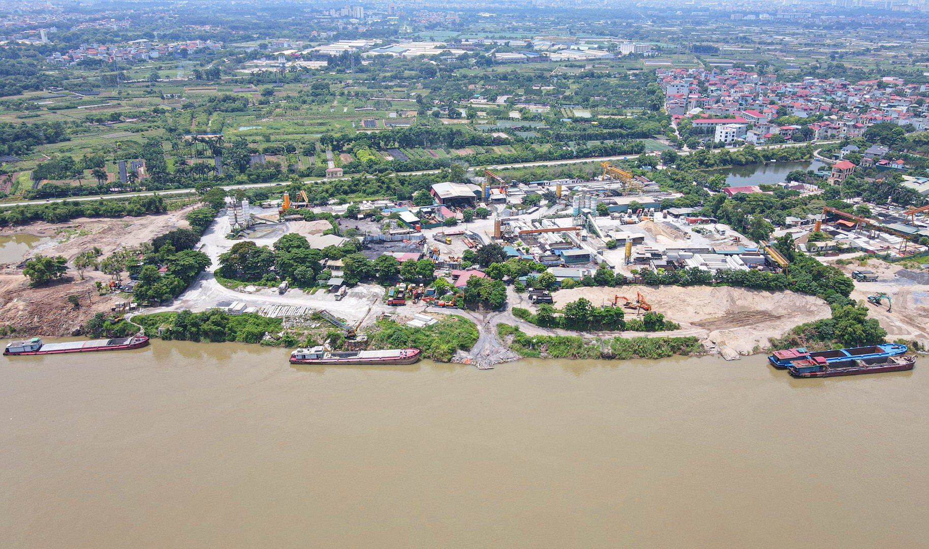 Dọc khu đất bãi sông Hồng của phường Liên Mạc có nhiều trạm trộn bê tông quy mô lớn. Trong số đó, có những trạm giấy phép hoạt động đã hết hạn. Điển hình là Công ty Khai thác cảng Liên Mạc.