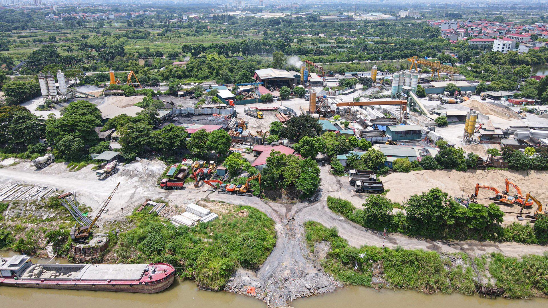 "Về đất thì đơn vị này được thuê theo quy định của pháp luật, về việc hoạt động của trạm trộn thì đơn vị này được cấp phép theo quy định của pháp luật. Tuy nhiên, giấy phép này đã hết hạn. Sau khi hết hạn giấy phép thì phường đã yêu cầu đơn vị này dừng hoạt động", Chủ tịch UBND phường Liên Mạc Nguyễn Huy Tưởng thông tin với PV.