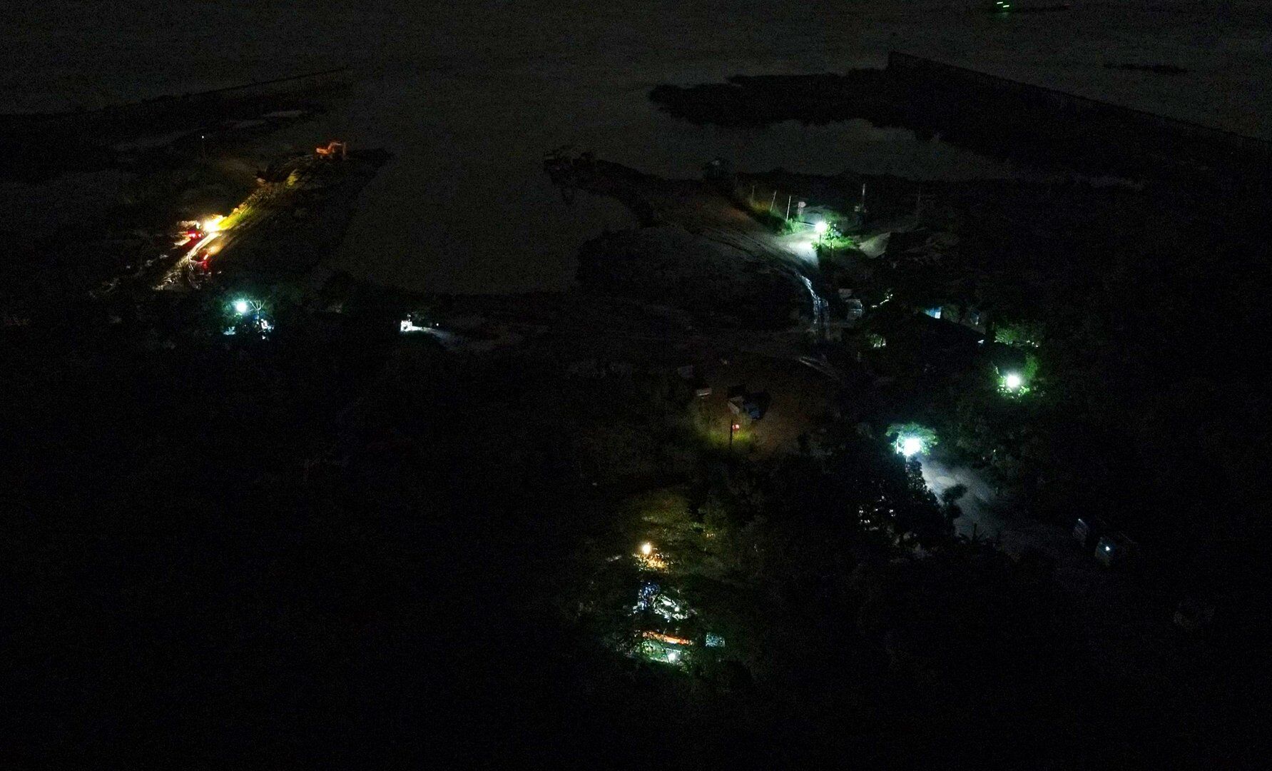 Sau nhiều ngày có mặt tại đây, PV Báo Giao thông nhận thấy, những bến bãi này ban ngày máy móc “đắp chiếu”, nhưng khi màn đêm buông xuống là hoạt động hết công suất.