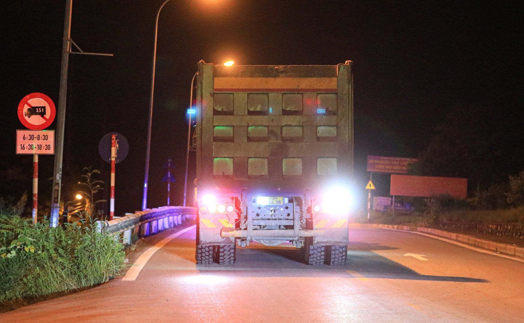 Việc hoạt động của những bến bãi này kéo theo sự xuất hiện của nhiều xe trọng tải lớn hoạt động trên đường đê Liên Mạc.