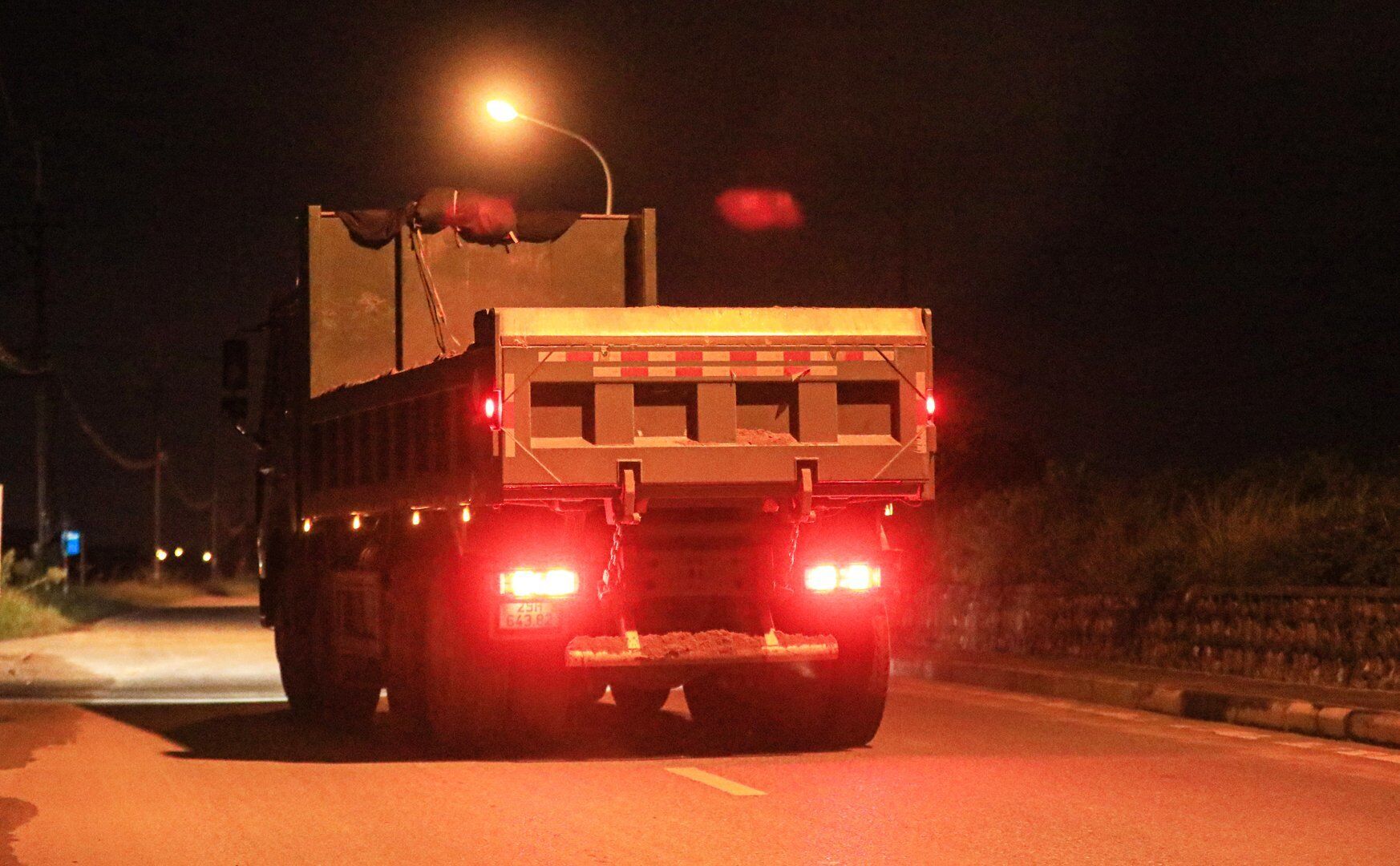 Theo nghi nhận của PV, đa phần những chiếc xe siêu trường, siêu trọng hoạt động ở đây đã được hạ thành thùng đúng tiêu chuẩn.