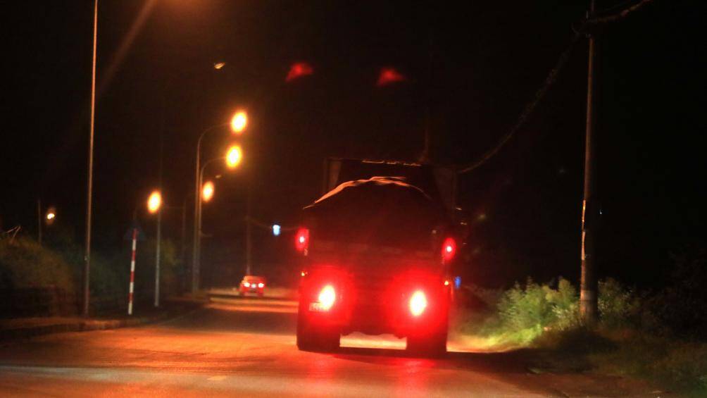 Tuy nhiên, khi thấy xe của lực lượng CSGT xuất hiện, đê Liên Mạc bỗng "vắng bóng" những chiếc xe có tải trọng lớn chở vật liệu xây dựng.