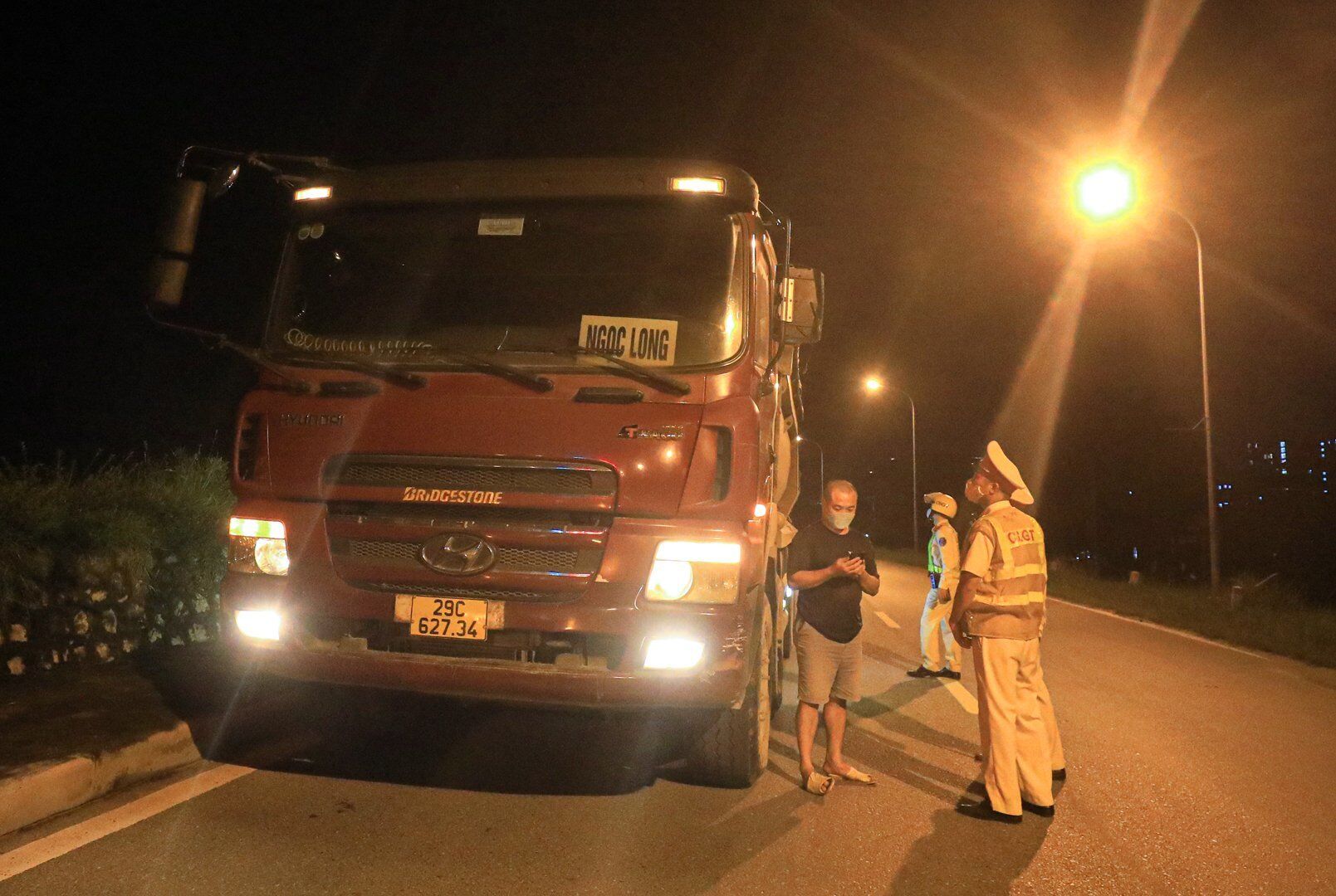 Phải mất rất nhiều thời gian, Đội CSGT số 6 mới tìm được chiếc xe có biểu hiện quá tải và sau đó xử lý lỗi “chở hàng dễ rơi vãi có mui, bạt che đậy nhưng vẫn để rơi vãi".