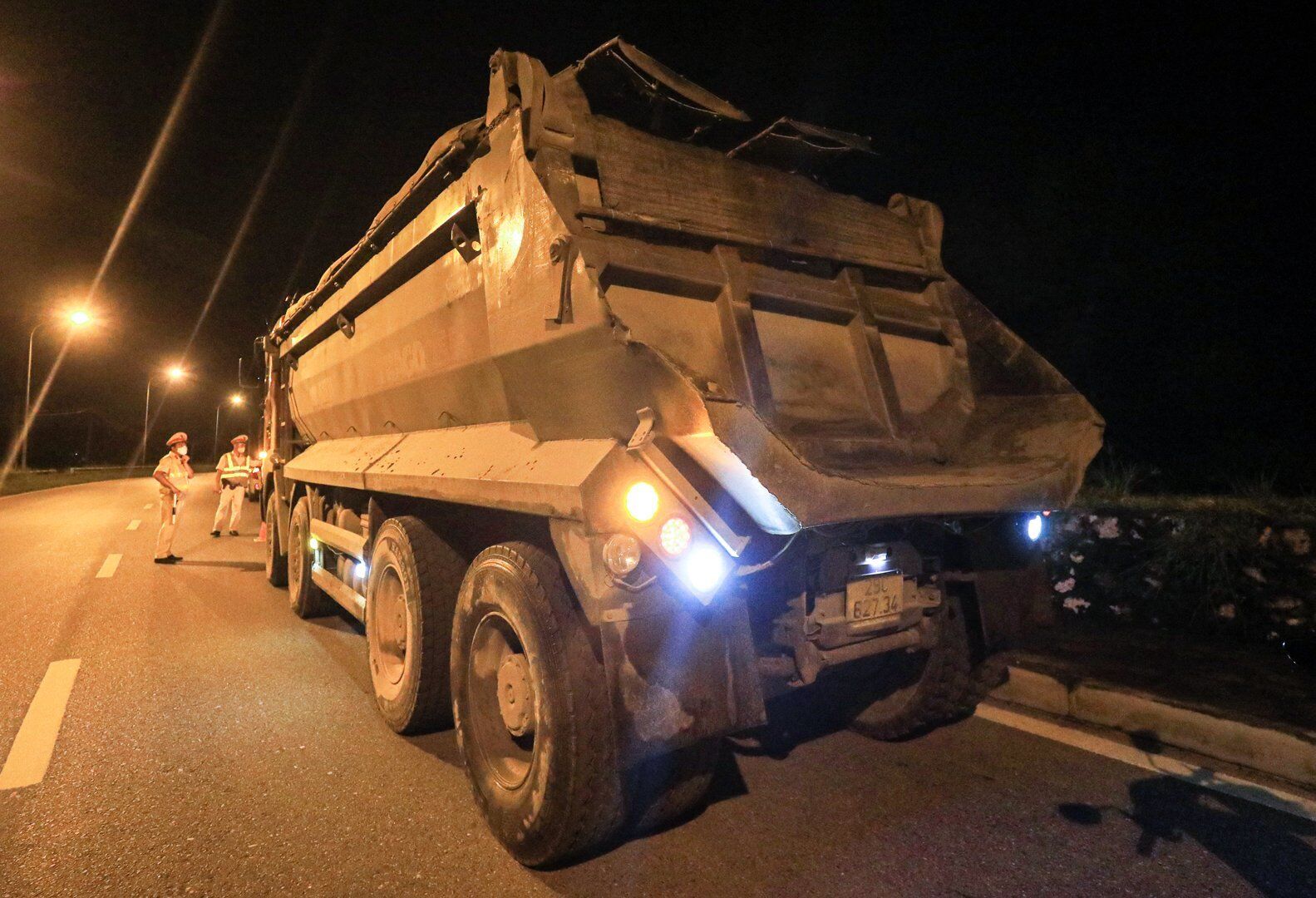 Đứng trước hiện tượng này, PV đã thông báo đến Đội CSGT số 6 – Công an TP Hà Nội đến đê Liên Mạc xử lý những chiếc xe có biểu hiện quá khổ, quá tải.