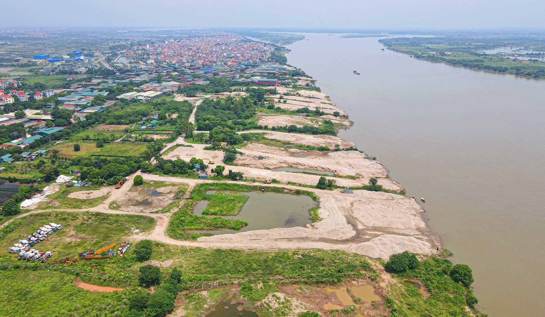 Hiện nay đang là cao điểm của mùa mưa bão, theo quy định những bến bãi này phải dừng hoạt động để đảm bảo an toàn đê điều và công tác phòng chống lụt bão.