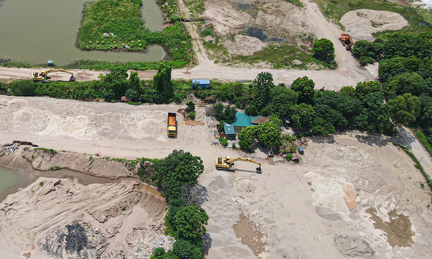 Ông Nguyễn Huy Tưởng cũng cho biết, theo quy định thì từ ngày 15/6, các bến bãi này phải dừng hoạt động. Từ tháng 5/2022, phường Liên mạc đã ra thông báo về việc tạm dừng hoạt động kinh doanh, tập kết, trung chuyển vật liệu xây dựng trong mùa mưa, bão năm 2022.