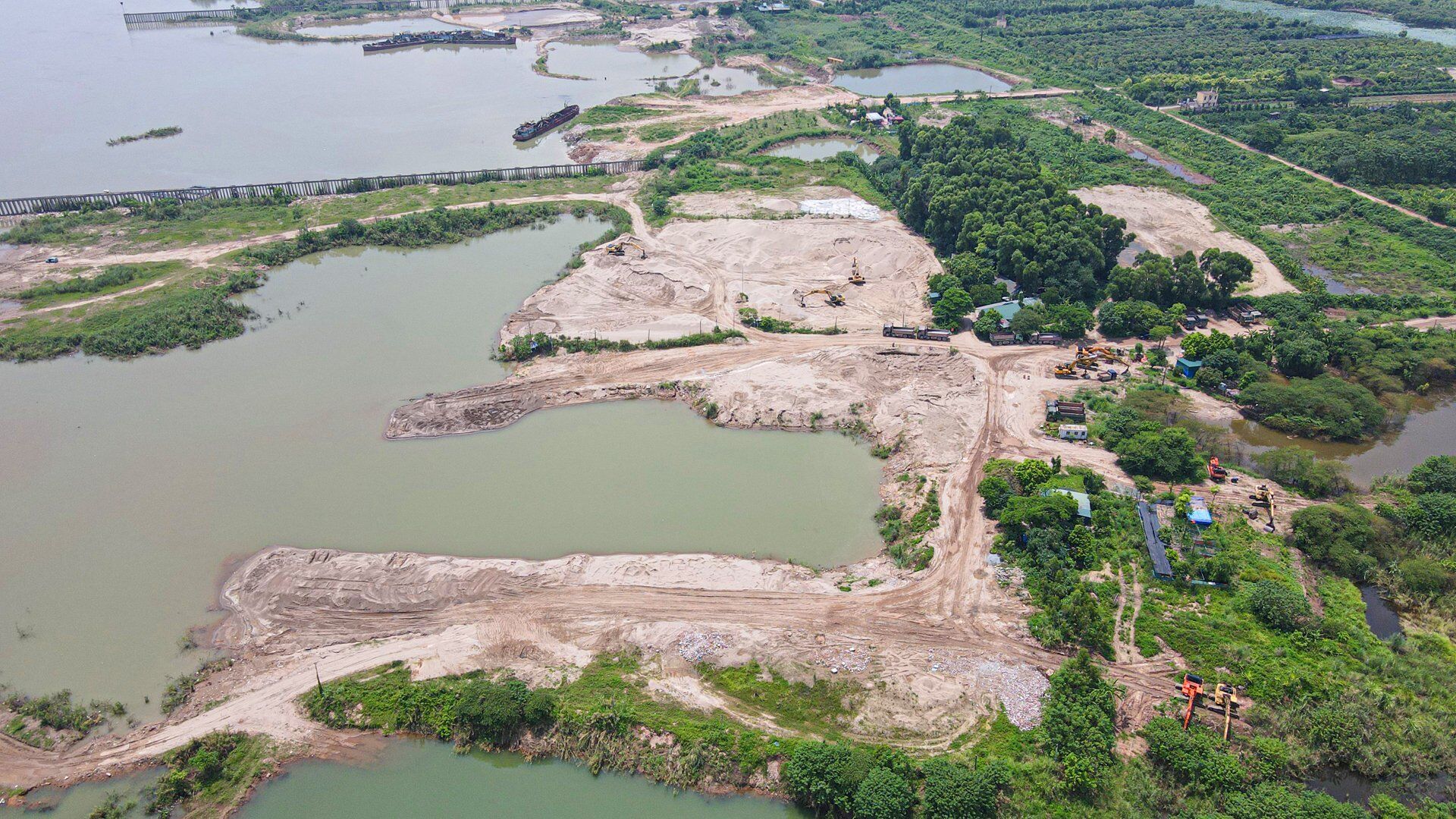 Chủ tịch UBND phường Liên Mạc cho biết, các đơn vị có bãi tập kết vật liệu xây dựng ở phường Liên Mạc là: Công ty Hà Trang, Công ty Khai thác cảng, Công ty Thụy Sơn, Công ty Thiên Lộc Phú.