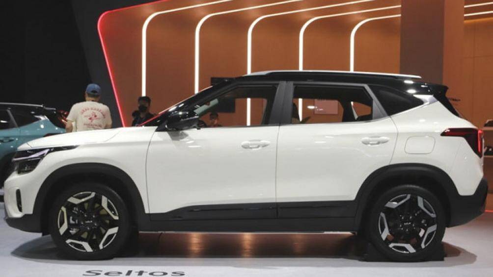 Kia Seltos 2023 ở thị trường Hàn Quốc còn tăng nhẹ về kích thước với chiều dài 4.390 mm, chiều rộng 1.800 mm, chiều cao 1.600 mm và chiều dài cơ sở 2.630 mm