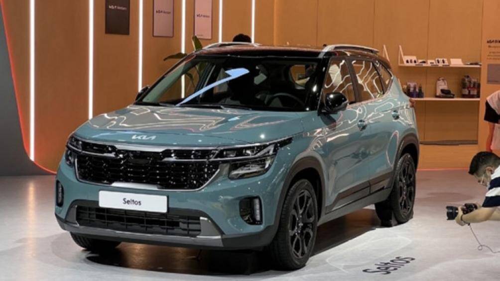 Bên dưới đầu xe xuất hiện hốc gió trung tâm lớn hơn trước, tấm ốp hình sừng bò mới và đèn sương mù LED nằm dọc, đặt trong hốc màu đen bóng