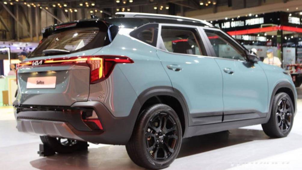 Vòng ra phía sau sẽ bắt gặp cụm đèn hậu mới với thiết kế cũng lấy cảm hứng từ bản đồ sao. Đèn hậu của xe giờ đây nối liền với nhau bằng dải đèn ở giữa