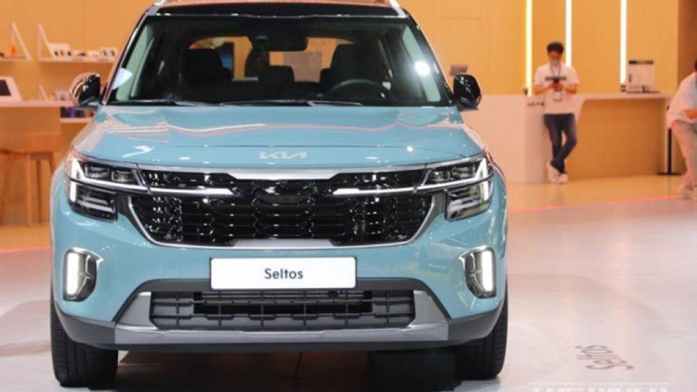 Về ngoại hình, xe sở hữu lưới tản nhiệt mới đặt thấp hơn bản cũ và hệ thống đèn 2 tầng khác biệt. Dải đèn LED định vị ban ngày nằm phía trên