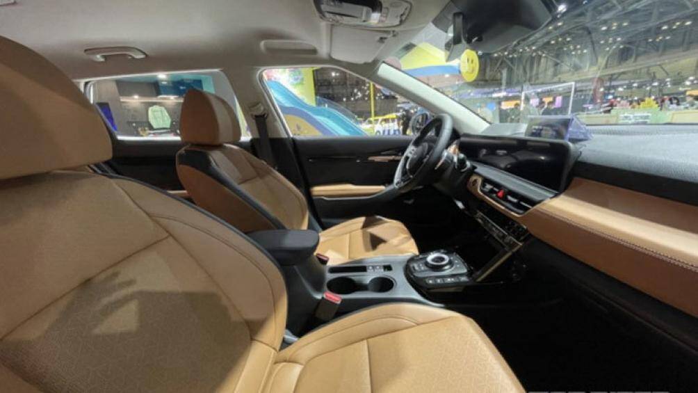 Bên cạnh đó là những tính năng an toàn khác như: hỗ trợ tránh va chạm khi lùi chuồng hay hỗ trợ đỗ xe từ xa thông minh