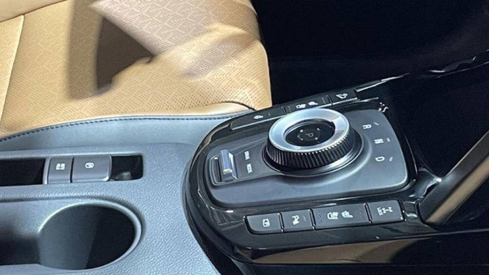 Đặc biệt, xe còn chuyển sang dùng núm xoay chuyển số mới thay cho cần số truyền thống, giúp cụm điều khiển trung tâm trở nên gọn gàng hơn