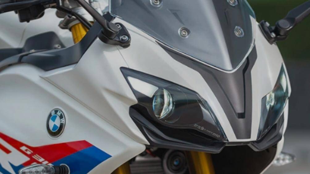 Xe được trang bị hệ thống giảm xóc Up Side Down được sơn vàng nổi bật ở phía trước, hệ thống phanh đĩa trước sau với kẹp phanh Bybre cùng ABS kênh đôi