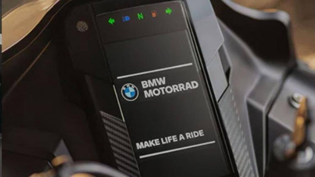 Đồng hồ sử dụng là loại TFT 5 inch thiết kế đặt dọc, hiển thị đầy đủ các thông số xe và 4 chế độ lái