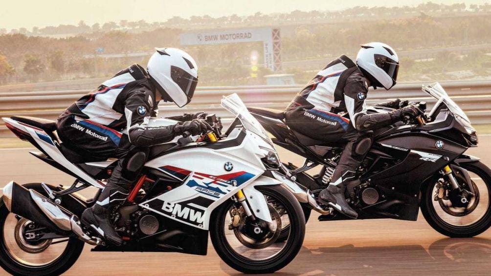Ống pô thiết kế đặt cao cùng với đuôi xe vuốt gọn, BMW G310RR 2022 sử dụng bộ vành đúc 17 inch với kích thước lốp 110/70 và 150/60 cho trước và sau