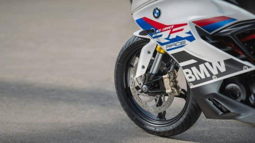 G310RR còn được trang bị ABS hai kênh, kẹp phanh loại Bybre và đĩa đơn 300mm bánh trước và 240mm bánh sau