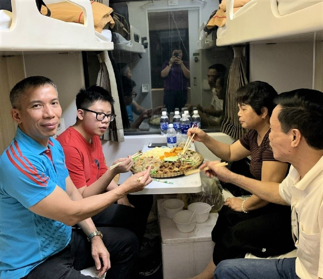 Nếu hành khách ngại di chuyển trên tàu có thể đặt nhà tàu phục vụ đặc sản vùng miền ngay tại chỗ. Ảnh: Hành khách thưởng thức đặc sản trên tàu