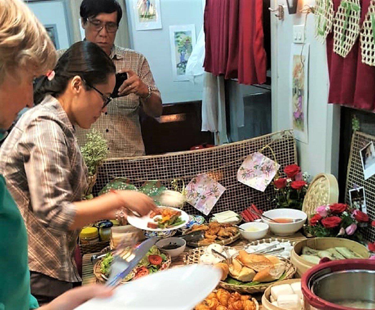 Đối với khách tập thể số lượng ít, có thể đặt đường sắt tổ chức tiệc buffet trên toa xe hàng ăn với đủ món Âu, Á. Ảnh: Hành khách thưởng thức tiệc buffet trên tàu