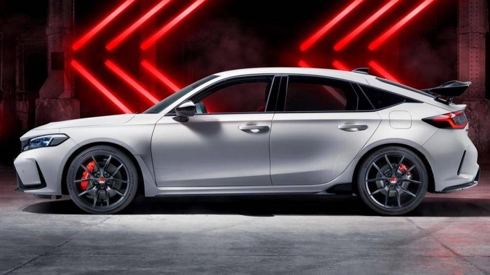 Honda Civic Type R thế hệ mới đã chính thức ra mắt tại thị trường Nhật Bản đánh dấu sự kiện 50 năm ra đời của dòng xe Honda Civic