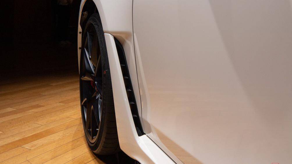 Cản trước thiết kế mới, đi kèm hốc gió trung tâm cỡ lớn hơn, nối liền với khe gió nằm dọc ở 2 góc đầu xe, giúp tăng cường khả năng làm mát cho động cơ