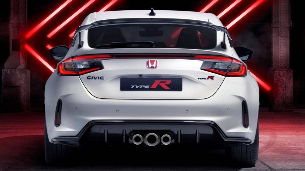 Xe cũng được bổ sung cản va mới với khe gió nằm dọc ở hai bên và bộ khuếch tán gió tích hợp 3 ống xả ở giữa, cánh gió đuôi cỡ lớn sơn màu đen bóng