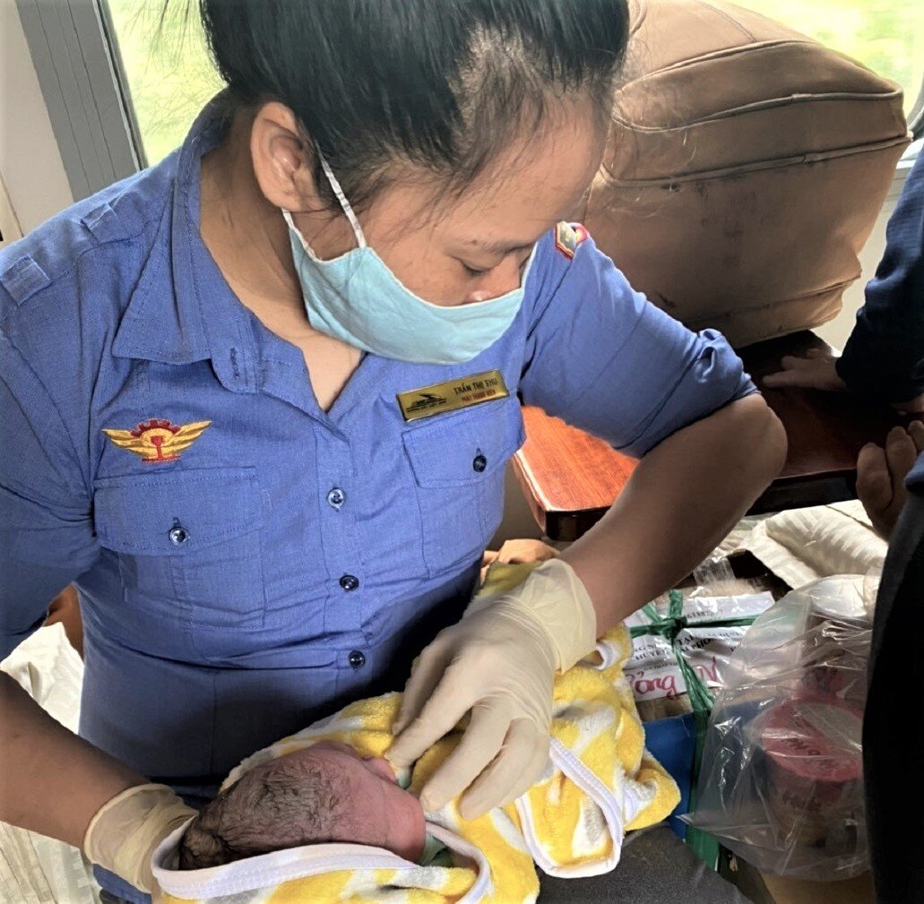 Không phải hành khách nào cũng biết, trên tàu đường sắt cung cấp dịch vụ đa dạng như vậy. Họ chọn đi tàu vì an toàn, nhất là với các phụ nữ đang mai thai sắp đến ngày sinh. Trường hợp đột xuất, tàu có thể dừng ngay tại các ga, có nhân viên đường sắt hỗ trợ đưa hành khách đi cơ sở y tế. Nếu cấp bách, nhân viên trên tàu cũng sẵn sàng hỗ trợ hành khách sinh con trên tàu. Ảnh: Nhân viên trở thành bà đỡ hỗ trợ hành khách sinh "mẹ tròn con vuông" trên tàu