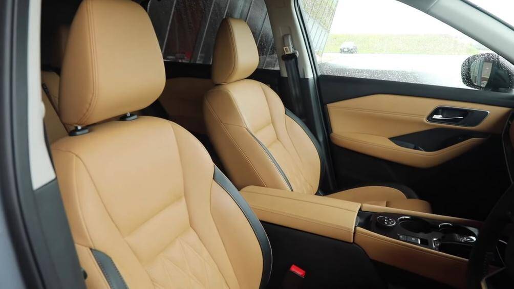 Thêm vào đó là tùy chọn màn hình hiển thị kính lái HUD 10,8 inch. Phiên bản 2WD có cấu hình 5 chỗ, nội thất bọc vải và da Nappa