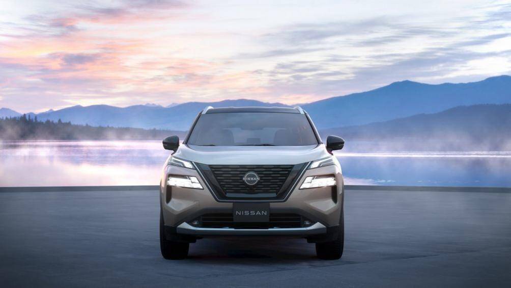 Về thiết kế, Nissan X-Trail 2023 tại Nhật Bản có phần đầu xe với lưới tản nhiệt V-Motion cách điệu, cùng hệ thống đèn pha tách biệt