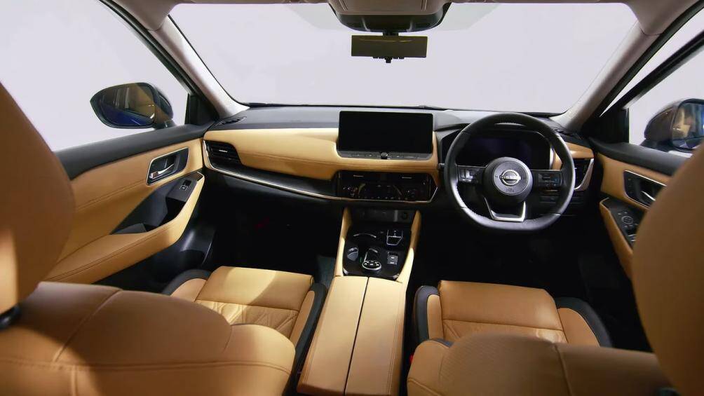 Trong nội thất, Nissan X-Trail 2023 có cụm đồng hồ kỹ thuật số 12,3 inch, màn hình giải trí trung tâm thiết kế nổi 12,3 inch